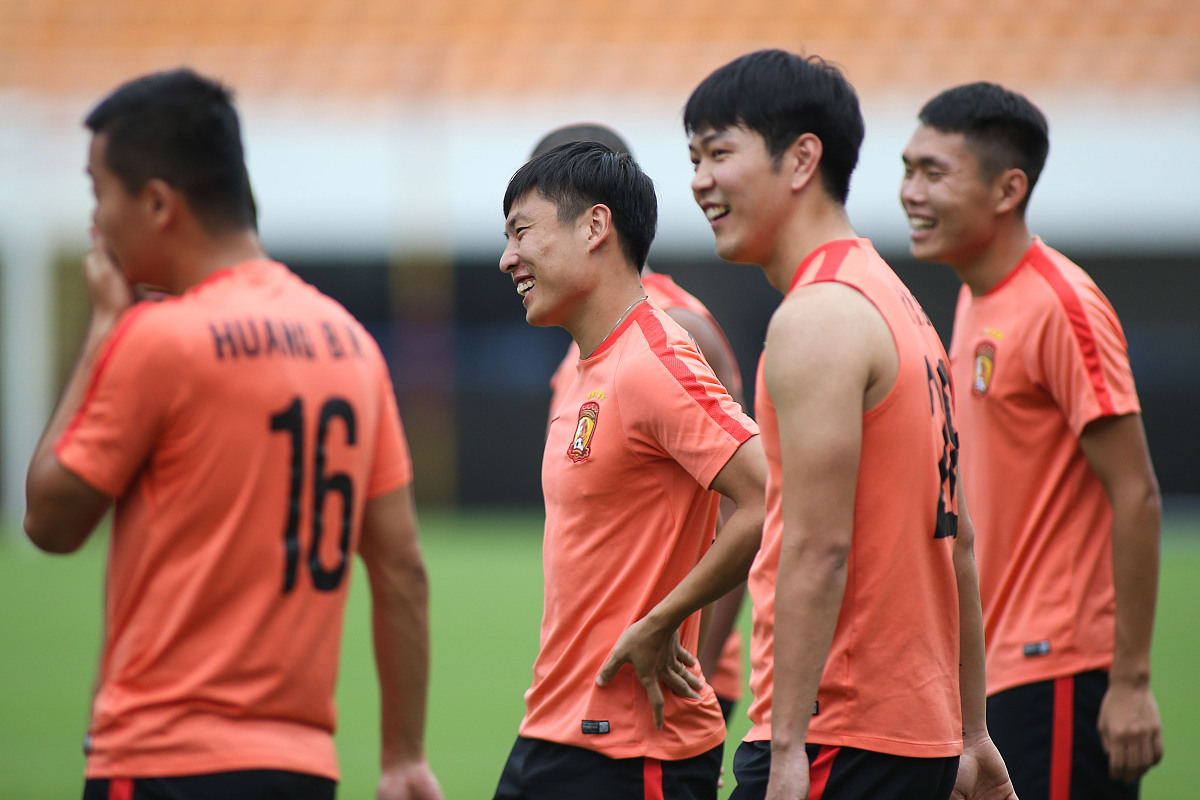 关键时刻突围战来临；里昂围绕中超远射贴柱；赛场秩序良好；控场能力受关注